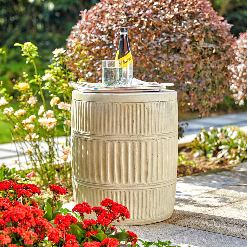 Tabouret de jardin en béton 18,5 po Oakley, Crème