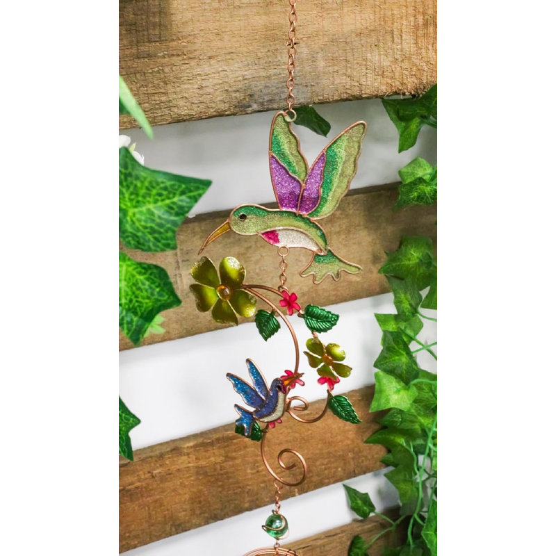 Colibris planant sur des fleurs de nectar