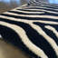 Tapis noir / blanc à poils longs Kishun-571695404