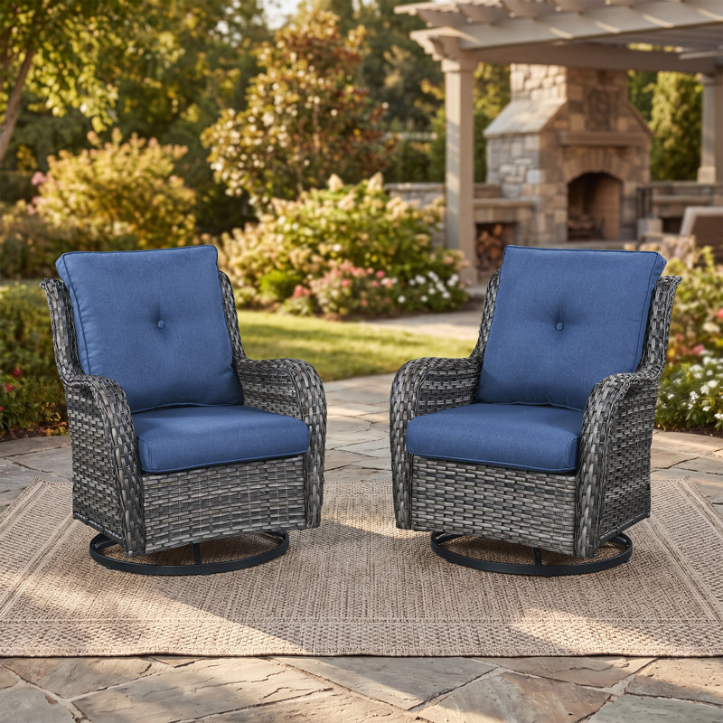 Swivel and sliding wicker patio chairs, Gris, Île Seymour Nord, Galapagos