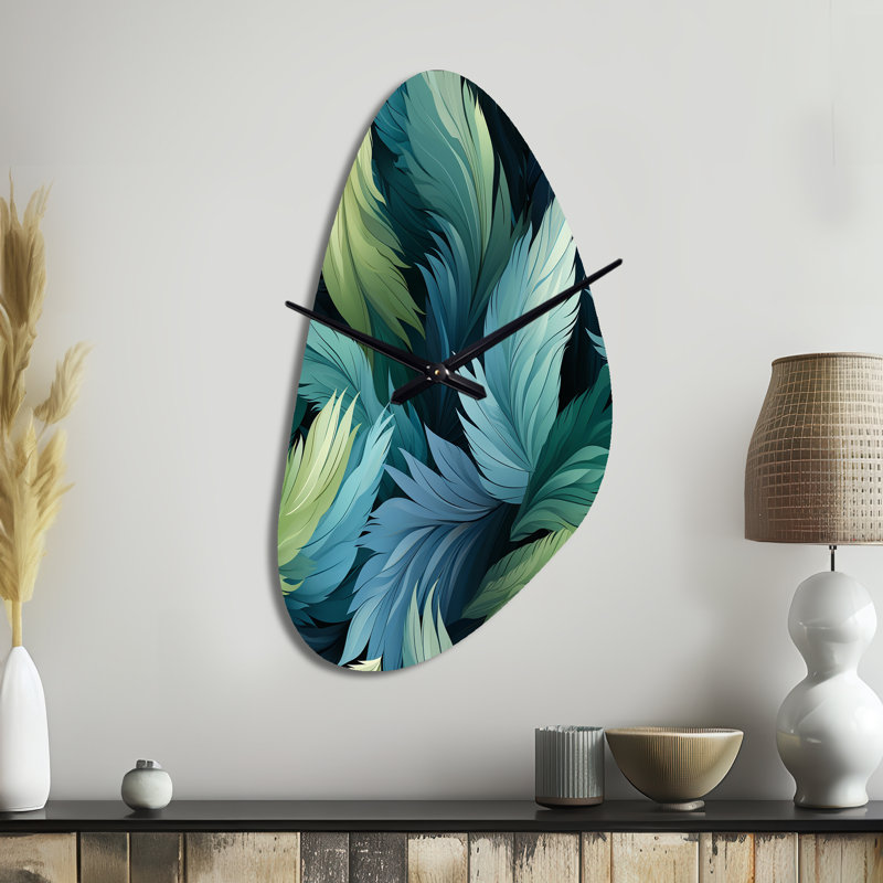 Plumes de perroquet bleu et bleu sarcelle - horloge murale asymétrique abstraite en métal, impression d'horloge murale moderne de forme irrégulière
