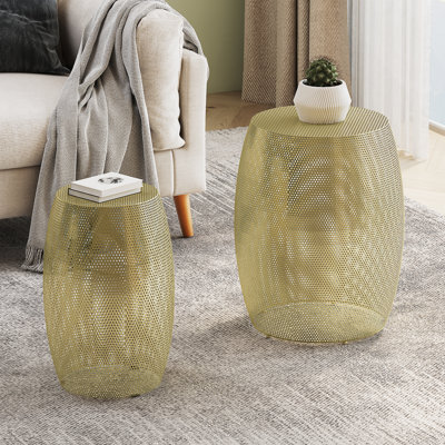 Ensemble de tables d'appoint rondes en métal creux avec finition dorée et design ajouré, parfait pour les intérieurs modernes et les espaces compacts