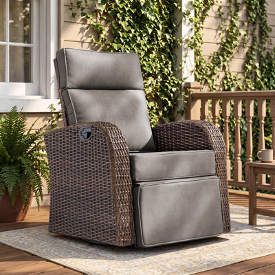 Chaise pivotante d'extérieur en osier avec dossier et repose-pieds réglables, rotation à 360 °, coussin épais et plateau latéral rabattable