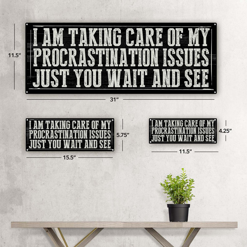 Décoration murale amusante "Procrastination", H 4,25 po x l 11,5 po x P 0,04 po