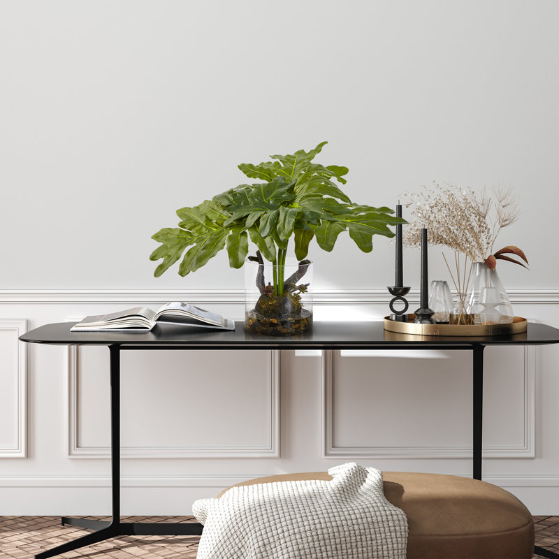 Philodendron plante à feuillage dans un vase décoratif