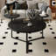 Table basse contemporaine avec deux tablettes, surface en faux marbre, base à trépied, bords arrondis, noir mat, style moderne et solide avec tablettes, surfaces, coins en métal pour trépied,