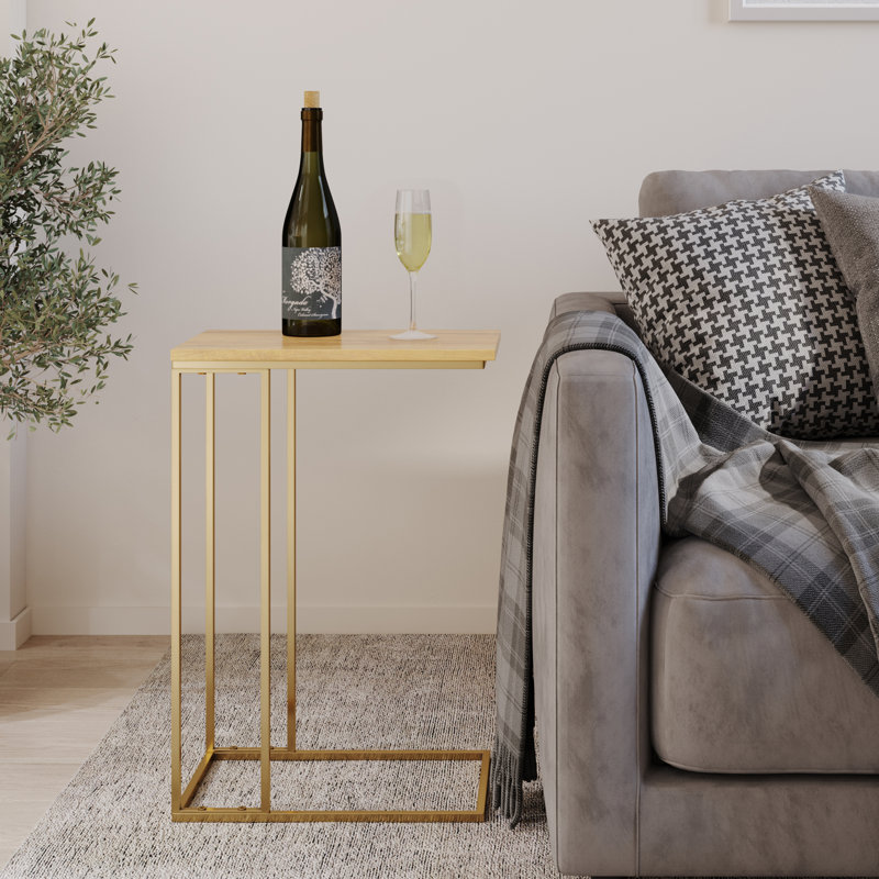 Table de bout en forme de C Bridgeview - Table d'appoint en bois de manguier avec cadre en fer doré pour canapé, causeuse ou lit - Mobilier de salon moderne
