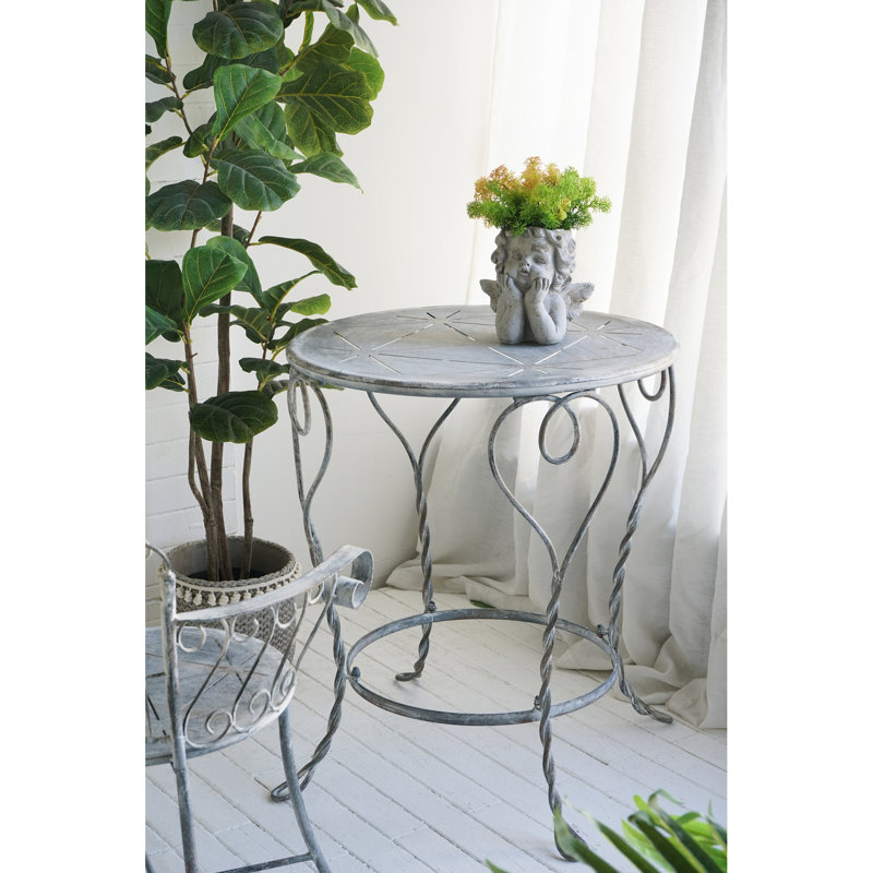 Table d'appoint ronde en fer 26 x 26 x 30 po avec finition argentée patinée, pieds torsadés et détails en forme de cœur, pour la décoration de chambre à coucher