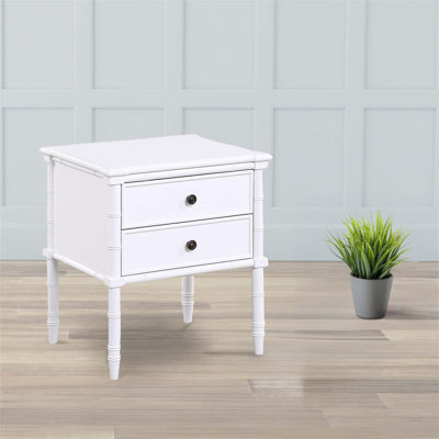 Table de chevet 2 tiroirs Emmett avec pieds en bambou et glissières pleine extension, parfaite pour un décor tropical et moderne.
