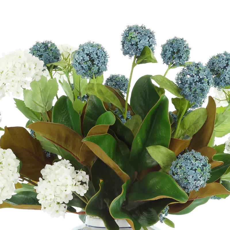 Viburnum et arrangement de magnolia dans un vase décoratif en céramique