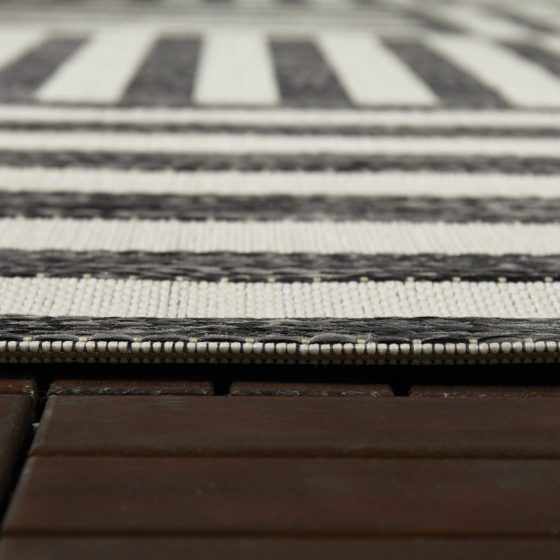 Indoor / Outdoor Rug, Rectangle 5'3" x 7'