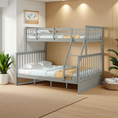 Lit superposé simple au dessus d'un lit double avec échelle et garde-corps