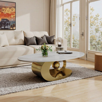 Table basse moderne ovale en faux marbre avec base sculpturale en acier inoxydable - Glam doré et pierre frittée blanche - 49,2 po