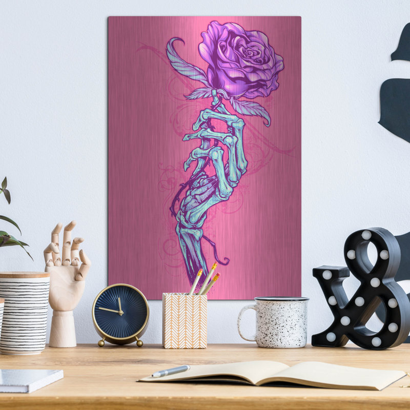 "Main squelette avec rose" par Flyland Designs, H 16 po x l 12 po
