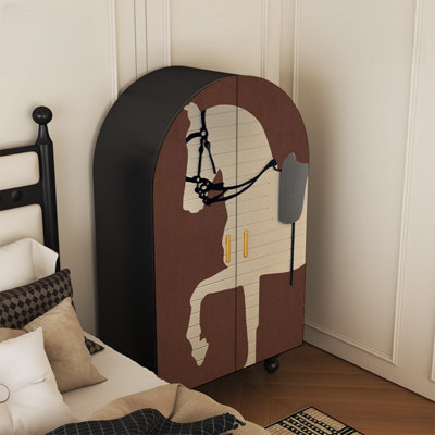 Armoire arquée avec tablettes et portes