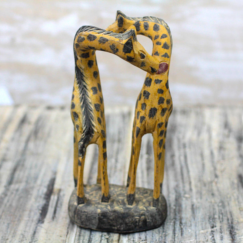 Sculpture romantique en bois girafe Bungalow Rose
