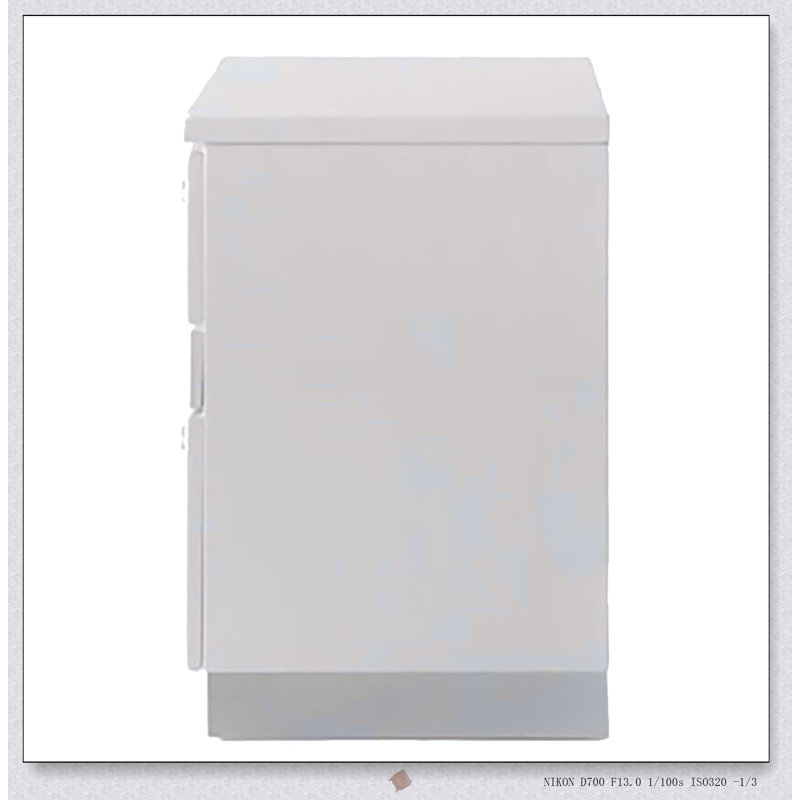 Table de chevet à 3 tiroirs ultrabrillante avec beaucoup de rangement, parfaite pour les chambres à coucher traditionnelles et modernes.