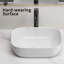 Petit lavabo vasque de salle de bain au-dessus du comptoir en céramique de porcelaine blanche