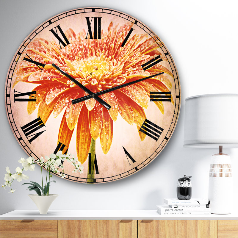 Grande horloge murale orange sur fond blanc, Surdimensionné