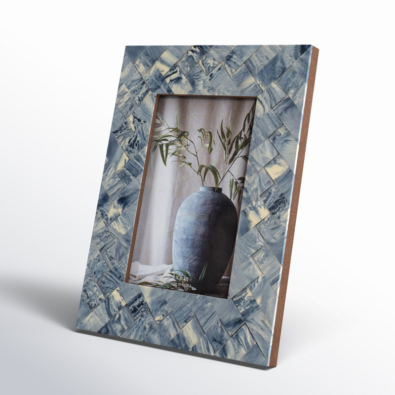 Cadre photo contemporain en résine et bois avec façade en verre et envers en bois avec détails décoratifs en polyrésine pour un affichage décoratif élégant