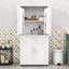 Grande armoire de rangement en bois pour salle de bain avec tablettes réglables, dispositif anti-basculement et beaucoup de rangement