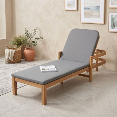 Chaise longue d'extérieur réglable en bois d'acacia avec coussin pleine longueur, idéale pour la pelouse, la terrasse, le bord de la piscine et le jardin.