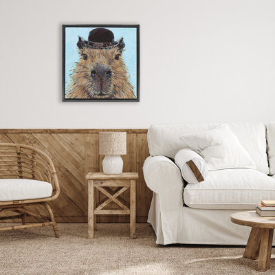 Gros plan Capybara avec cadre flottant chapeau, design par Studio Bautista