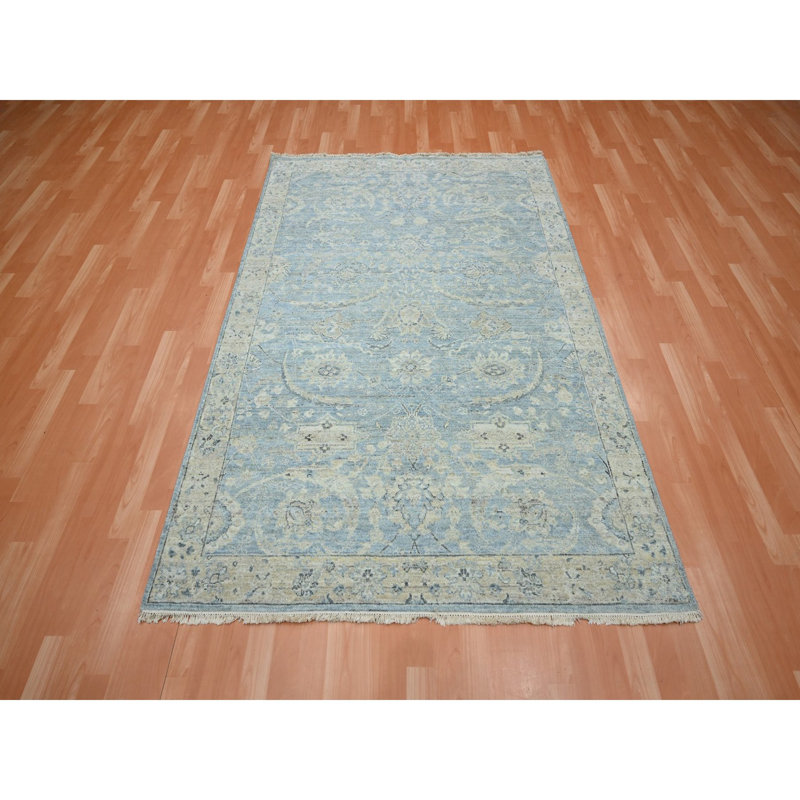 Tapis bleu bébé 5 pi x 7 pi, motif faucille, noué à la main, velours zéro, finition courte et antique, laine pure, colorants végétaux, tapis oriental