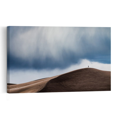 Figure solitaire dans une dune du désert - Paysage abstrait minimaliste et dramatique - Affiche murale nature