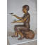 Statue Tarango, fille assise sur un rocher tenant des papillons en bronze - taille: 26 po x 17 po x H 34 po