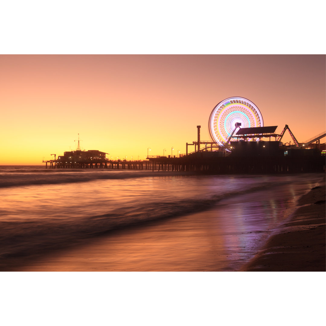 Sonnenuntergang am Santa Monica Pier, Kalifornien von Jeremy Edwards - Kunstdrucke