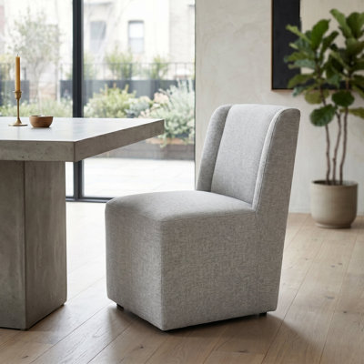 Chaise d'appoint à oreilles rembourrée avec roulettes Petasos