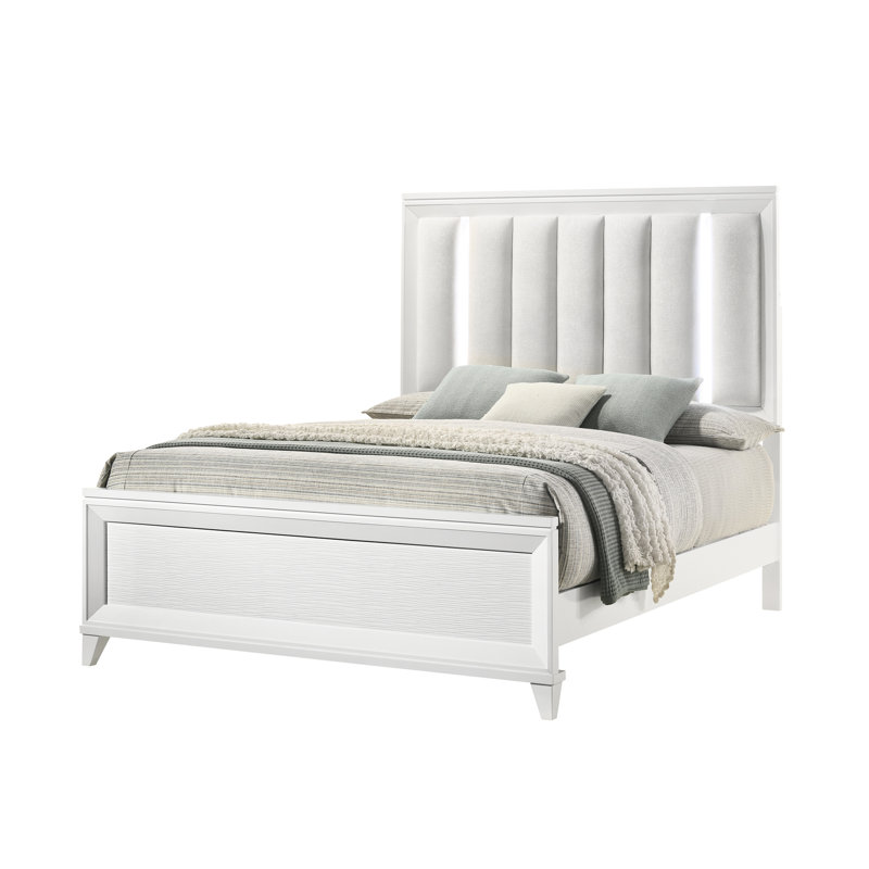 Lit contemporain grand format - Bois massif avec revêtement en lin et tête de lit à DEL dans une chambre à coucher blanche avec finition rembourrée