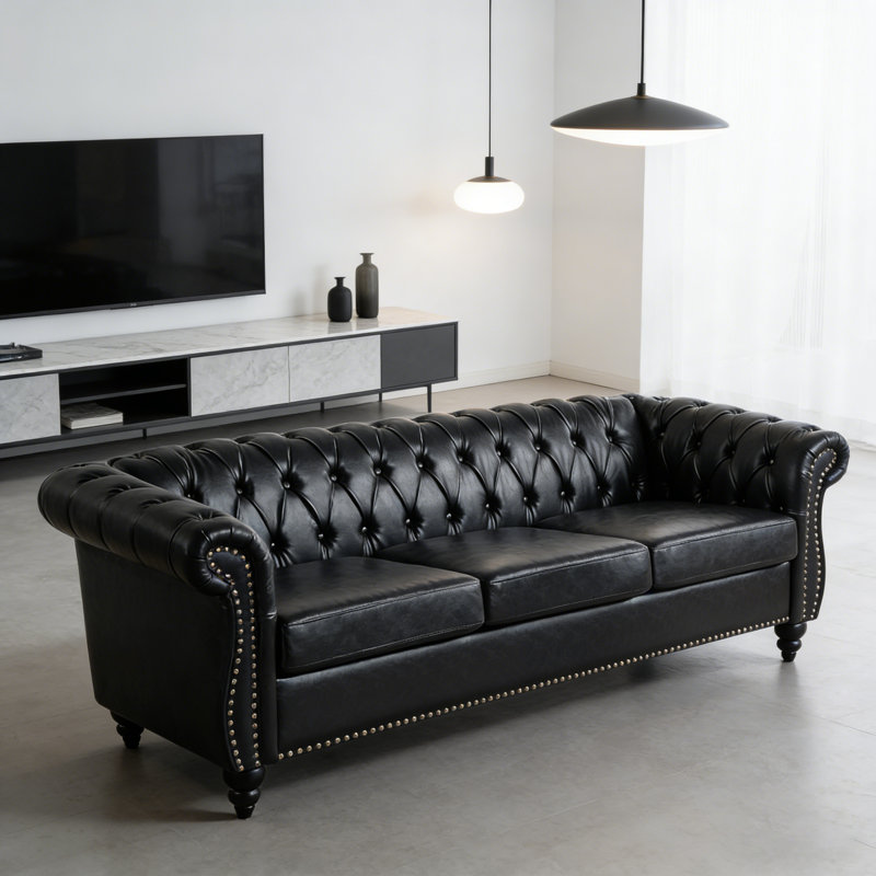 Élégant canapé Chesterfield en cuir de polyuréthane noir à trois places avec accoudoirs roulés et performance facile d'entretien, pour un décor moderne et rétro.