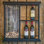 Armoire à vin murale noire en métal avec porte-verre et tablettes pour bouteilles