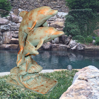 Statue de dauphin sautant sur la plage