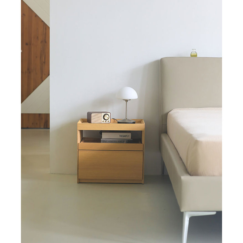 Table de chevet moderne simple en placage de chêne avec rangement superposé pour chambre à coucher