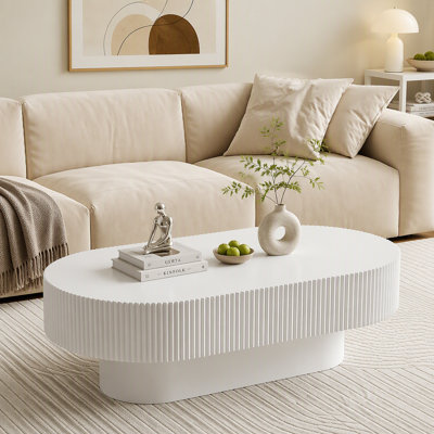Table basse ovale élégante de 43,3 po avec plateau de 6,8 po d'épaisseur, table de bout cylindrique de style crème moderne, table centrale cannelée minimaliste avec base robuste pour le salon, assemblage facile, blanc