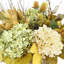 Arrangement d'automne avec hortensias et chardon dans un pot enveloppé de corde