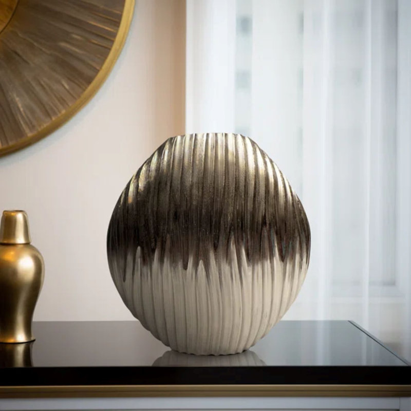 Vase en métal, Argent, H 13 po x l 13 po x P 4 po