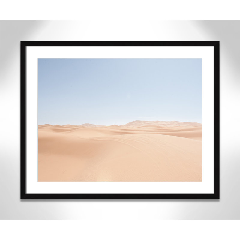 «Desert Serenity» par Mark Eder, Blanc, Cadre noir, H 23,5 po x l 29,5 po x P 1,25 po