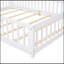 Lit plateforme au sol avec garde-corps et porte-811018461-805319144