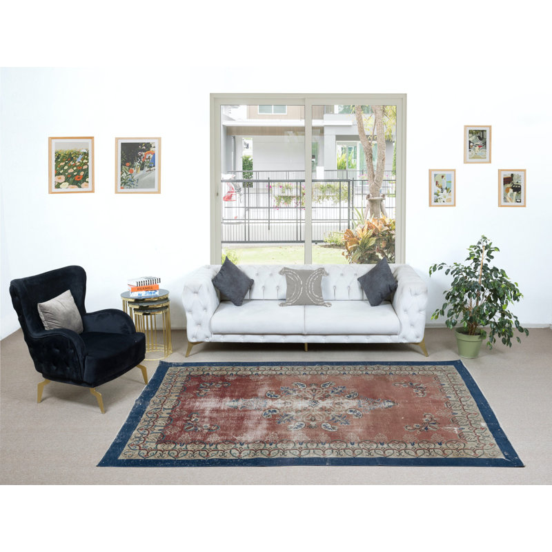 Tapis turc rétro fait à la main de conception unique en rouge doux et beige avec bordure uni bleu marine