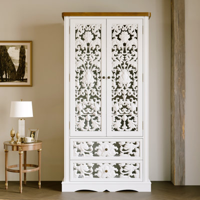 Armoire de rangement avec des motifs sculptés exquis