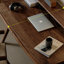 Ensemble de bureau et de chaises en bois massif