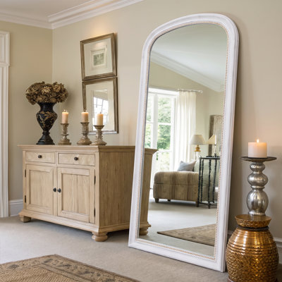 Miroir sur pied décoratif vintage français de 168 cm (66 po), cadre blanc vieilli avec bordure perlée.