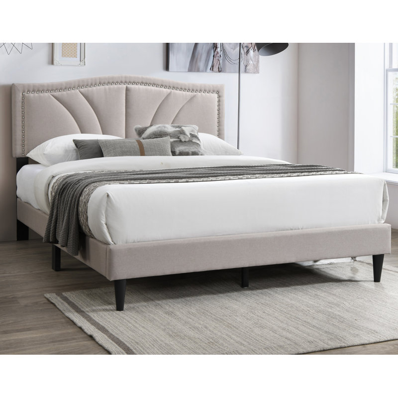 Grand lit en tissu brun clair avec tête de lit capitonnée et aucun sommier tapissier requis