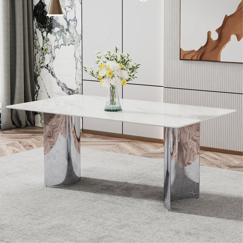Table de salle à manger moderne et minimaliste. Le bureau en verre imitation marbre blanc est équipé de pieds en métal argenté