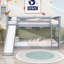 Lit superposé simple au-dessus d'un lit simple en bois avec glissière convertible et échelle-223639304