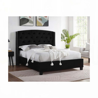 Lit rembourré en tissu avec tête de lit et garniture cloutée